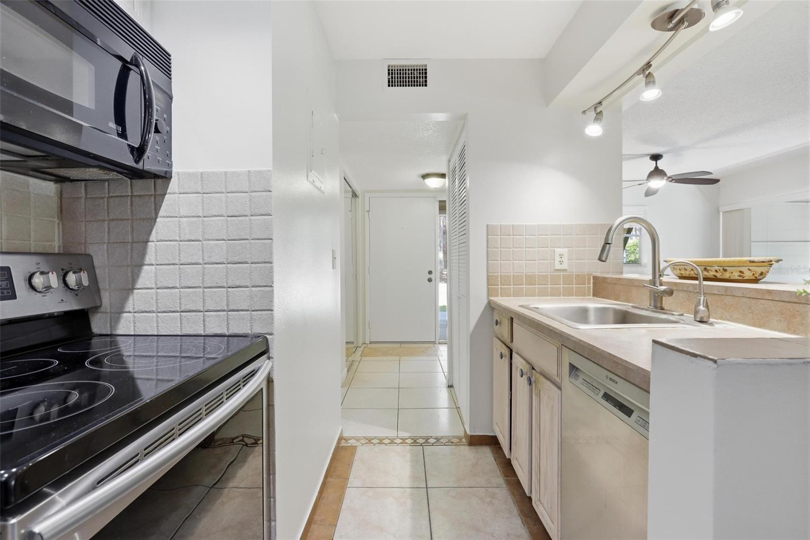 Image 15 of 38 For 120 Hibiscus Woods Court 6c