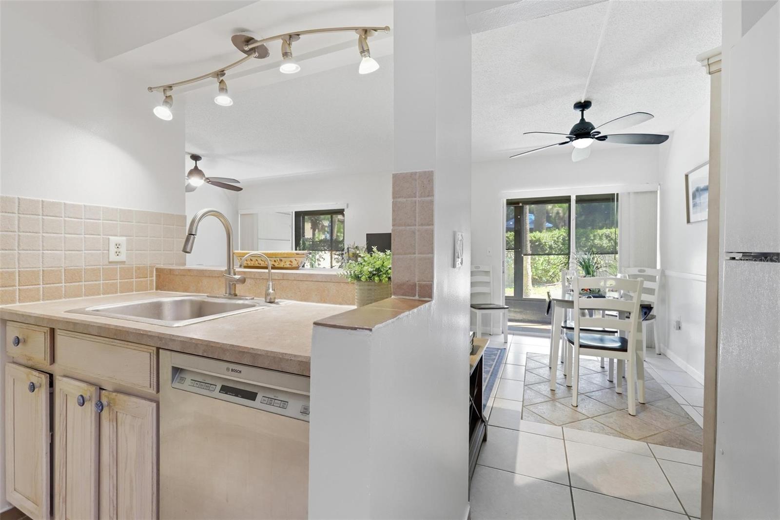 Image 16 of 38 For 120 Hibiscus Woods Court 6c