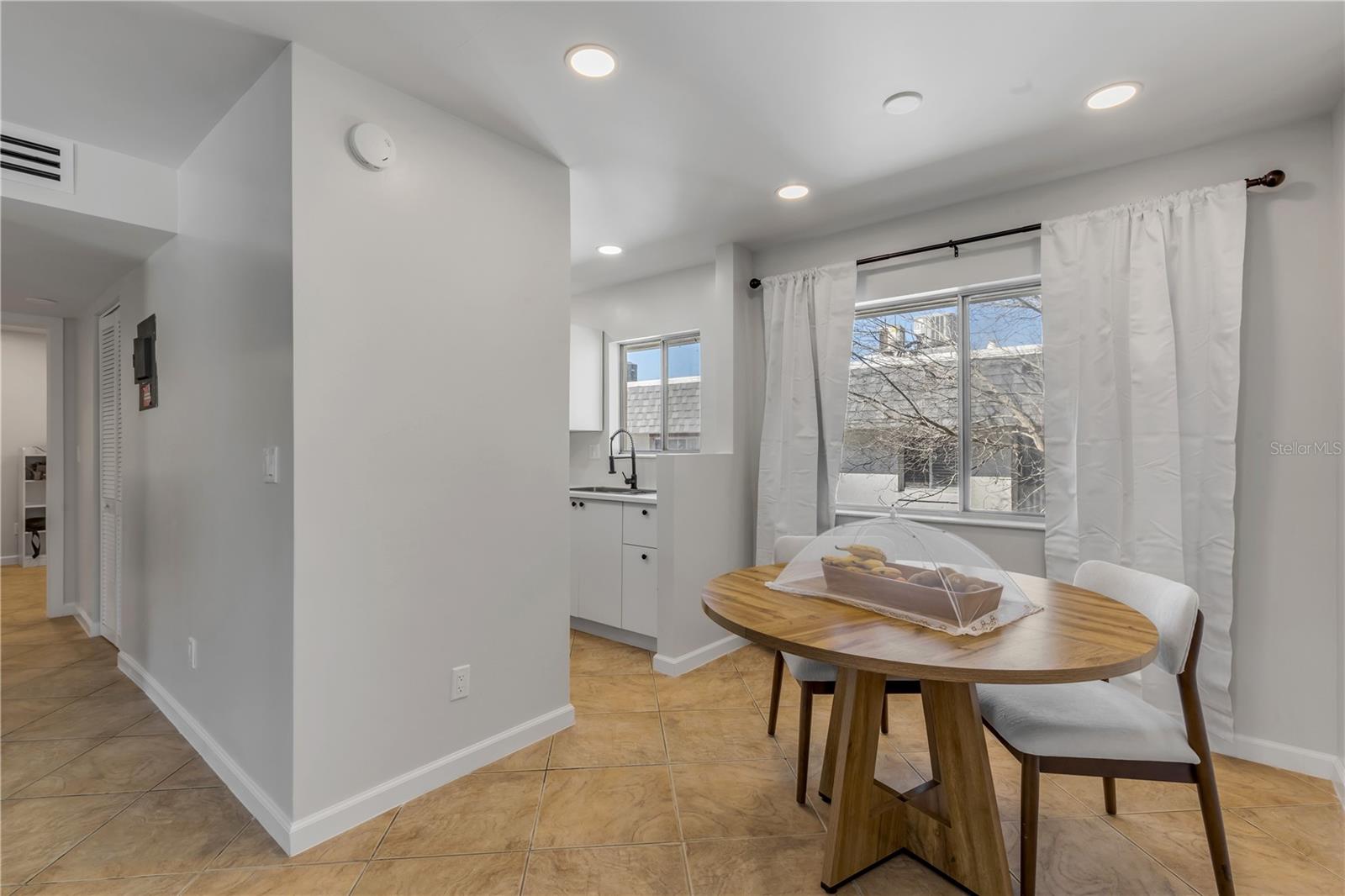 Image 10 of 27 For 303 Ridge Boulevard 2100