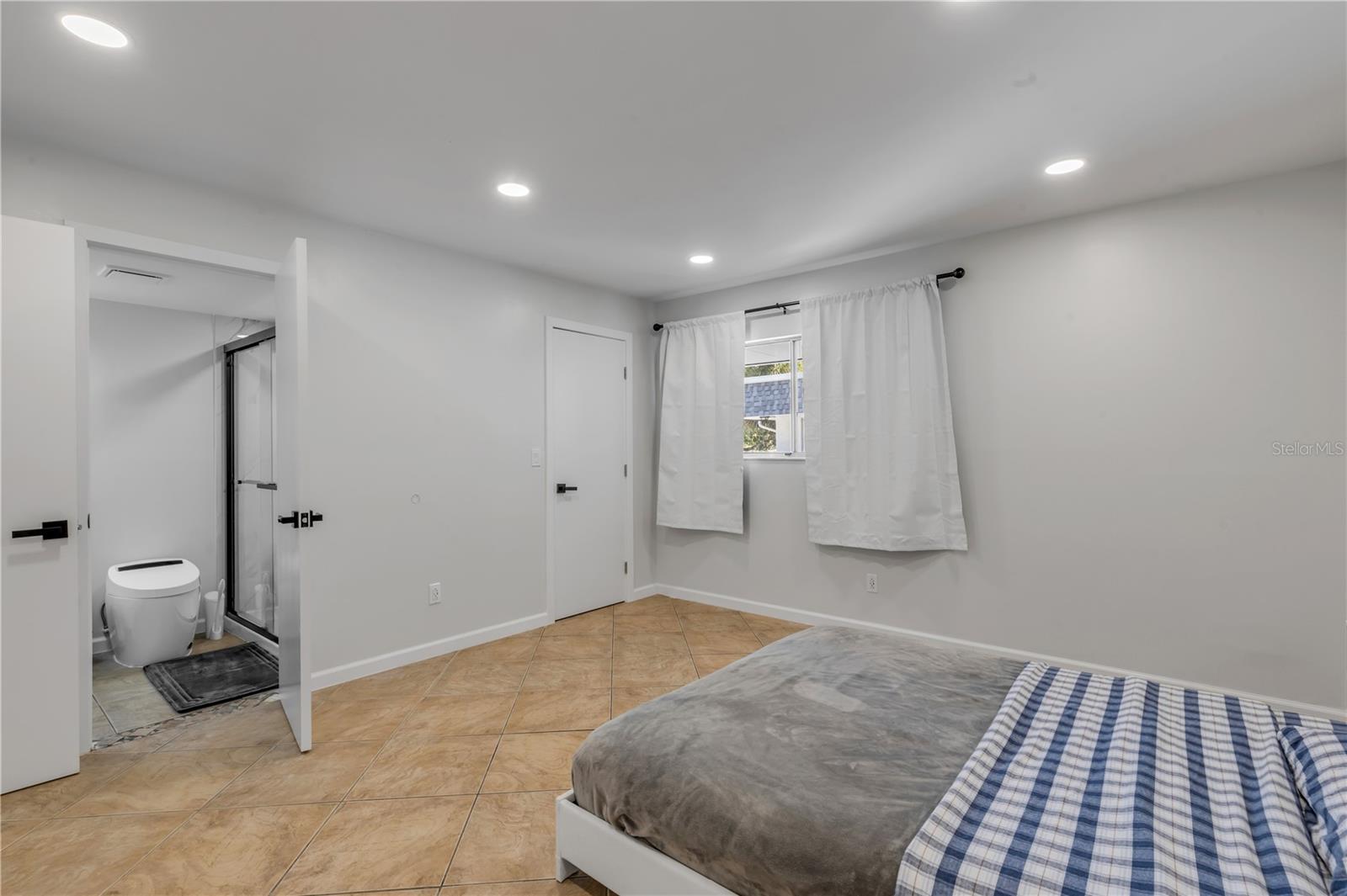 Image 17 of 27 For 303 Ridge Boulevard 2100