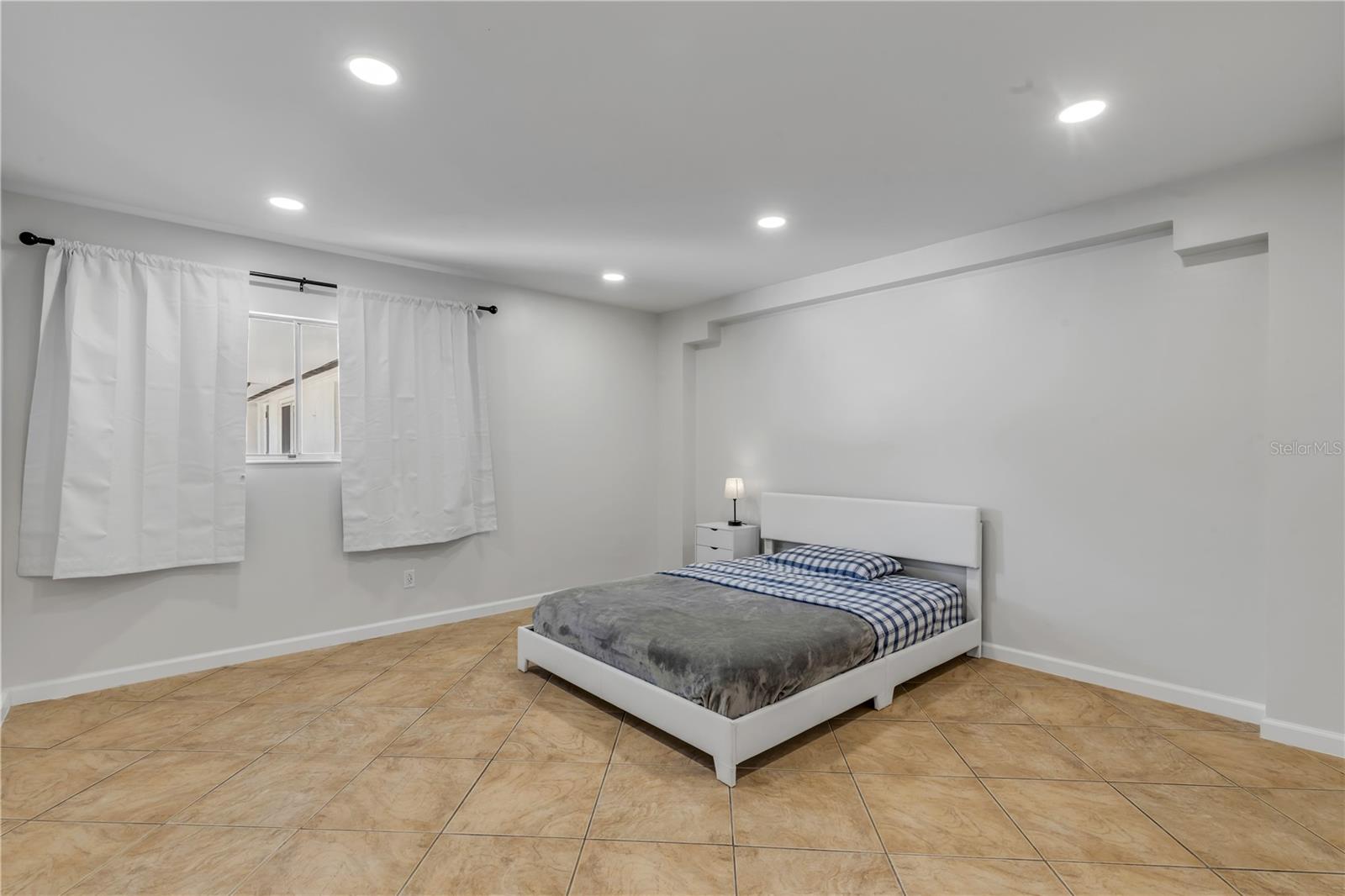 Image 18 of 27 For 303 Ridge Boulevard 2100