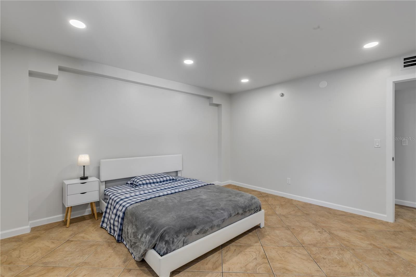 Image 19 of 27 For 303 Ridge Boulevard 2100