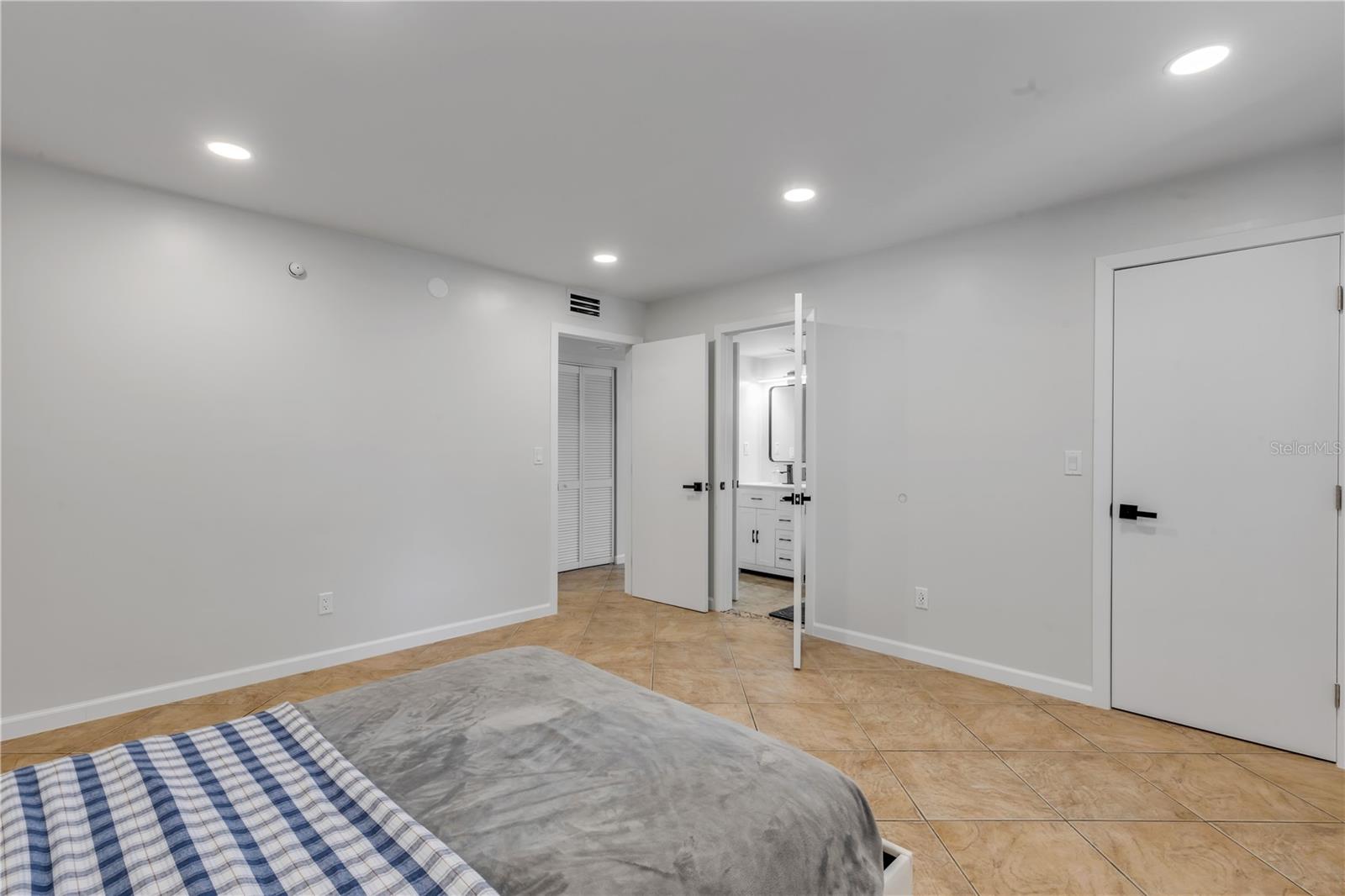 Image 20 of 27 For 303 Ridge Boulevard 2100