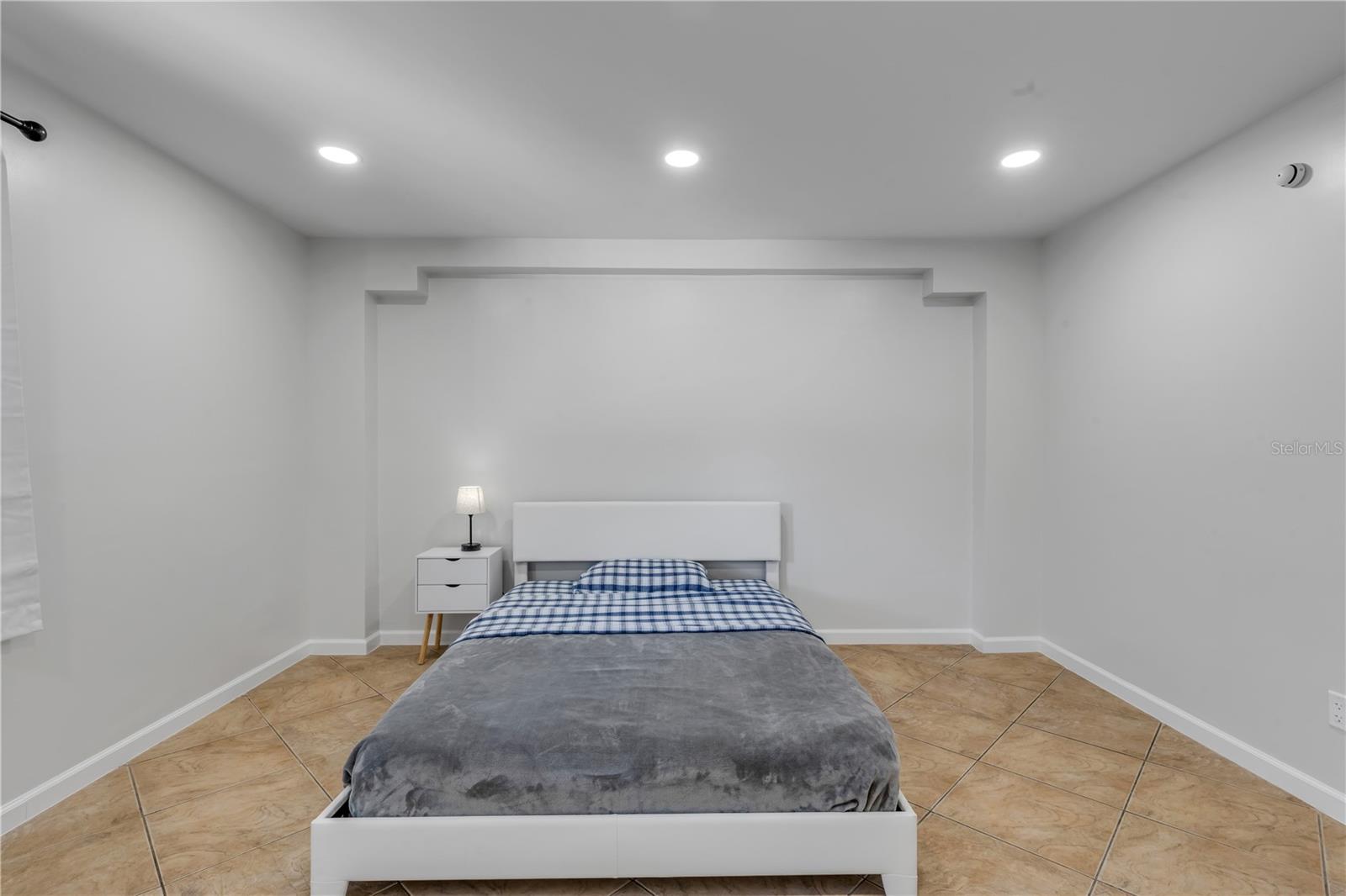 Image 21 of 27 For 303 Ridge Boulevard 2100