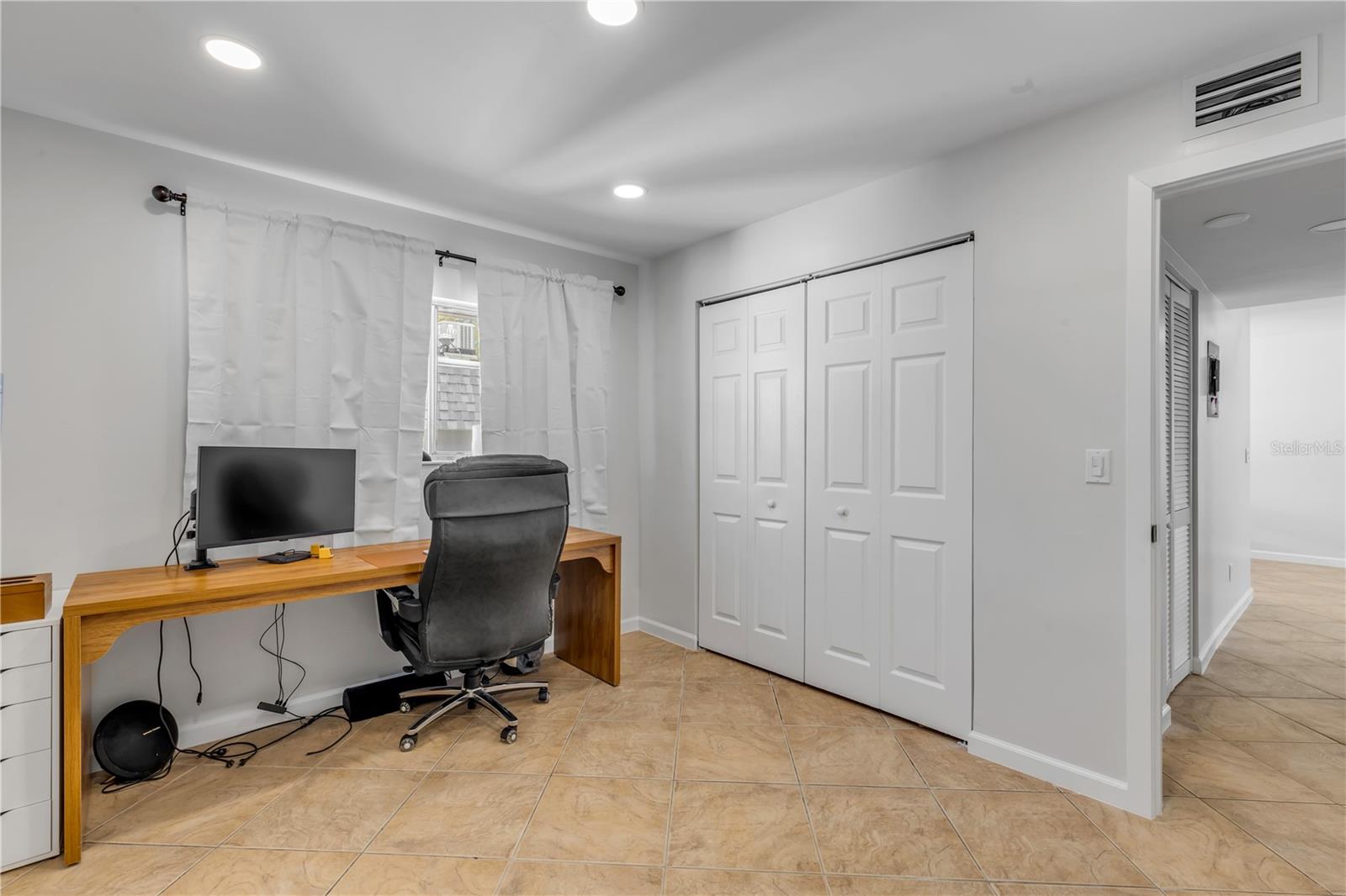 Image 23 of 27 For 303 Ridge Boulevard 2100