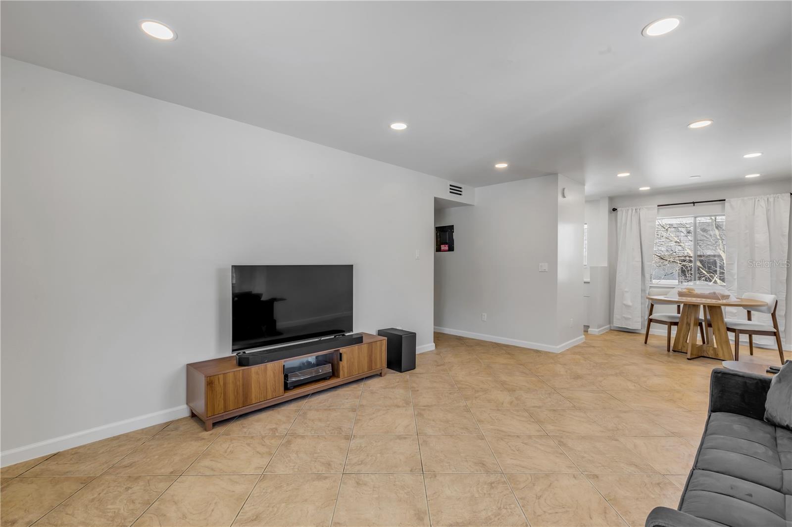 Image 8 of 27 For 303 Ridge Boulevard 2100