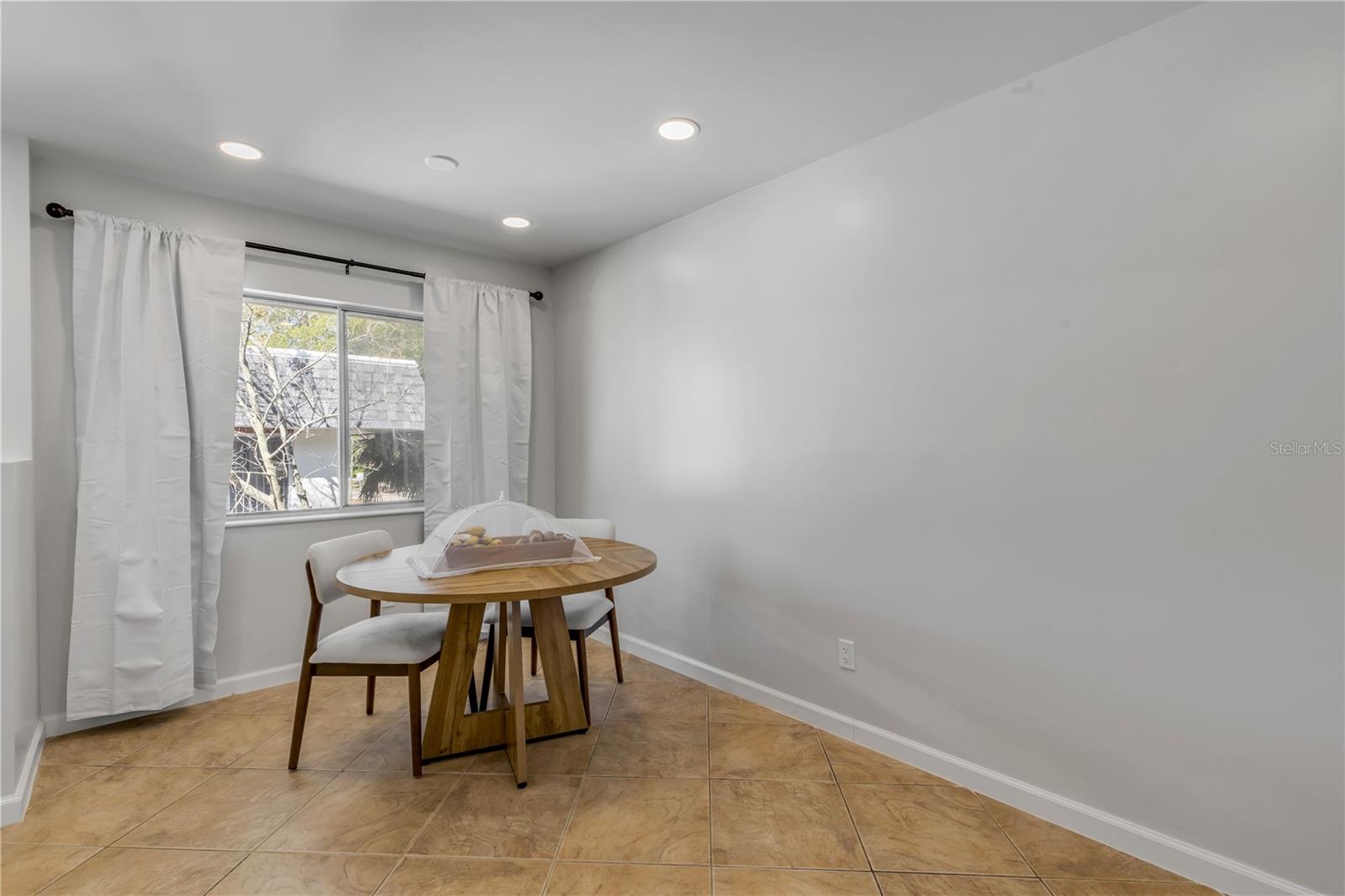 Image 9 of 27 For 303 Ridge Boulevard 2100