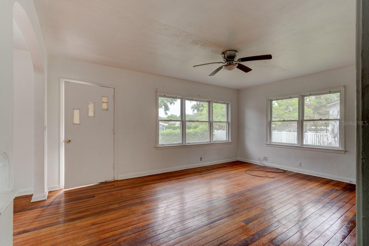 Image 4 of 32 For 633 Byron Avenue