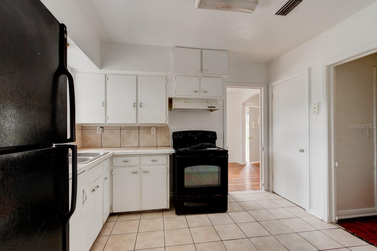 Image 9 of 32 For 633 Byron Avenue