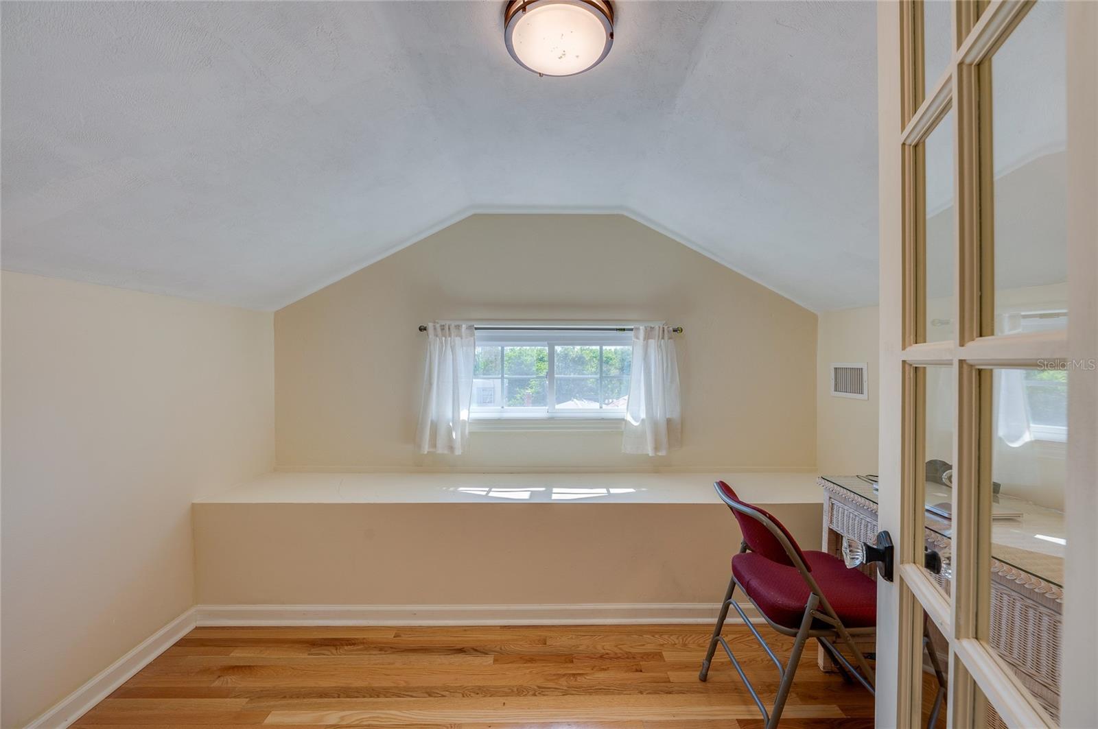Image 21 of 40 For 220 Riverview Boulevard