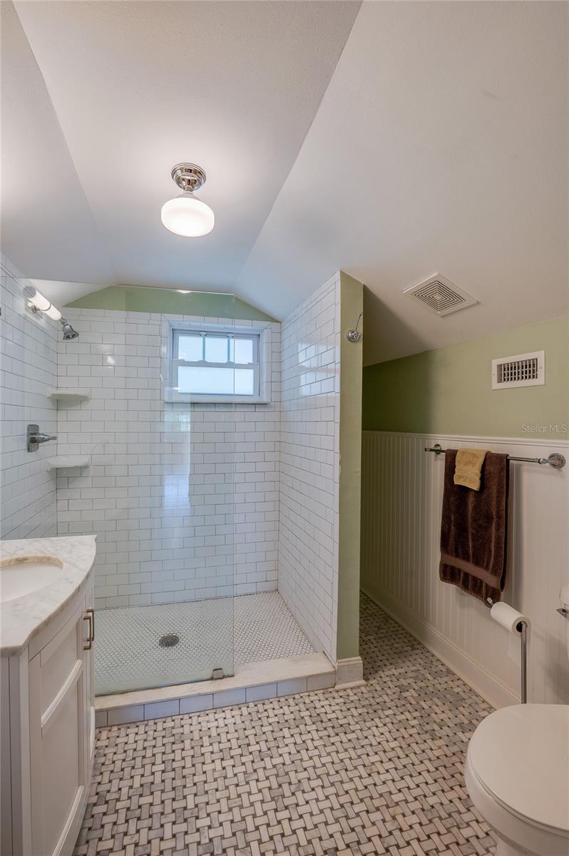 Image 23 of 40 For 220 Riverview Boulevard