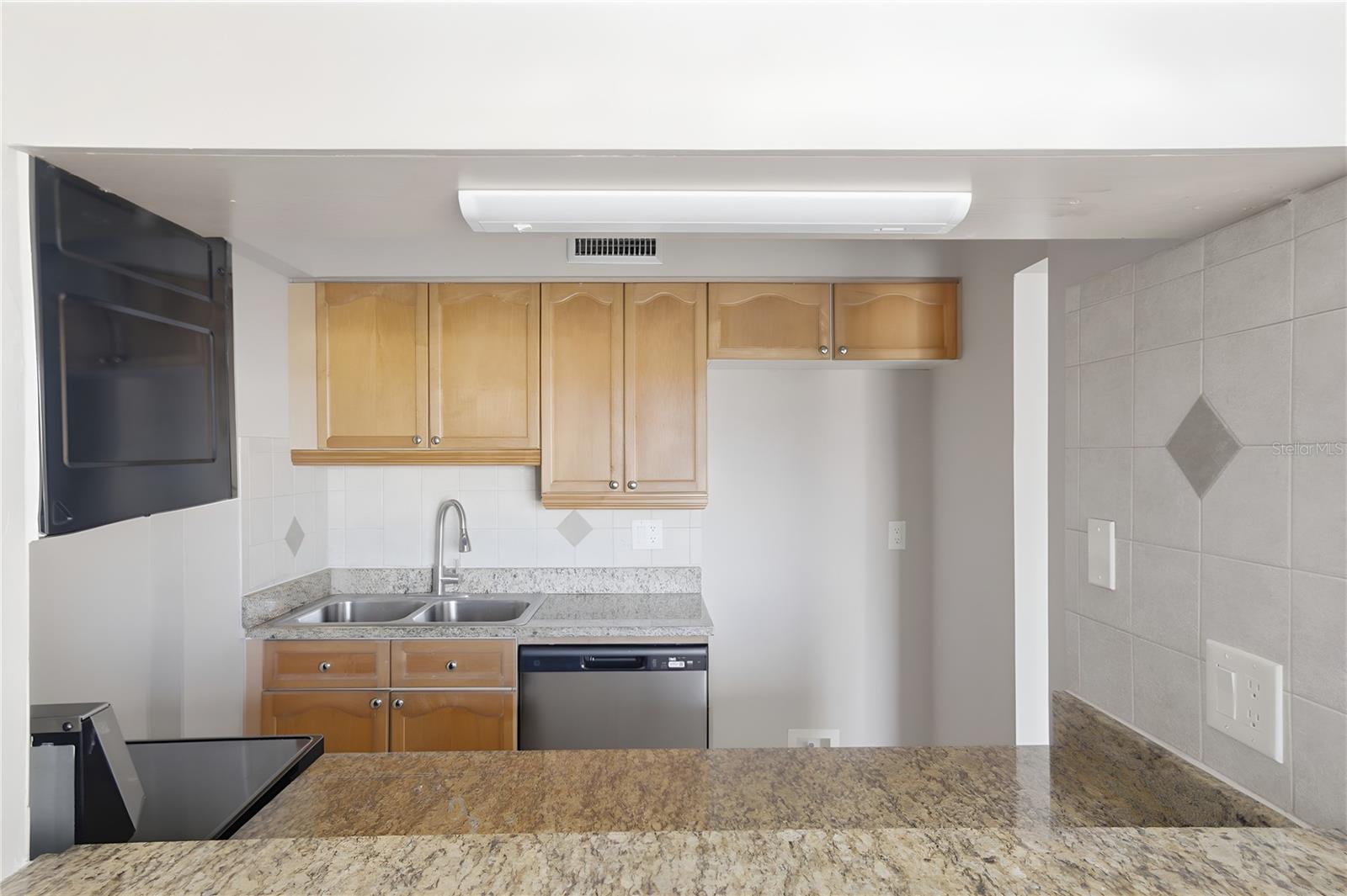 Image 28 of 37 For 145 Halifax Avenue 602