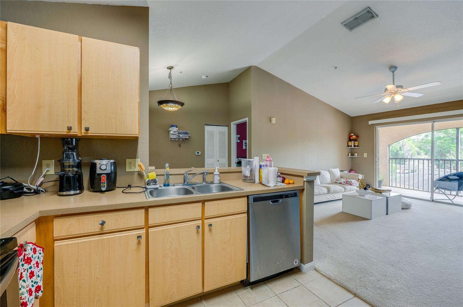 Image 9 of 26 For 940 Village Trail 4-301