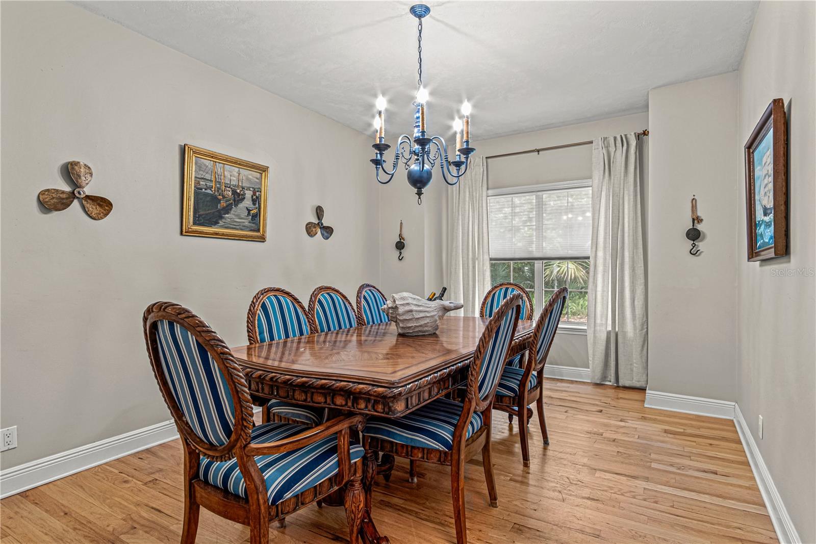 Listing photo id 9 for 649 Charmagne Lane