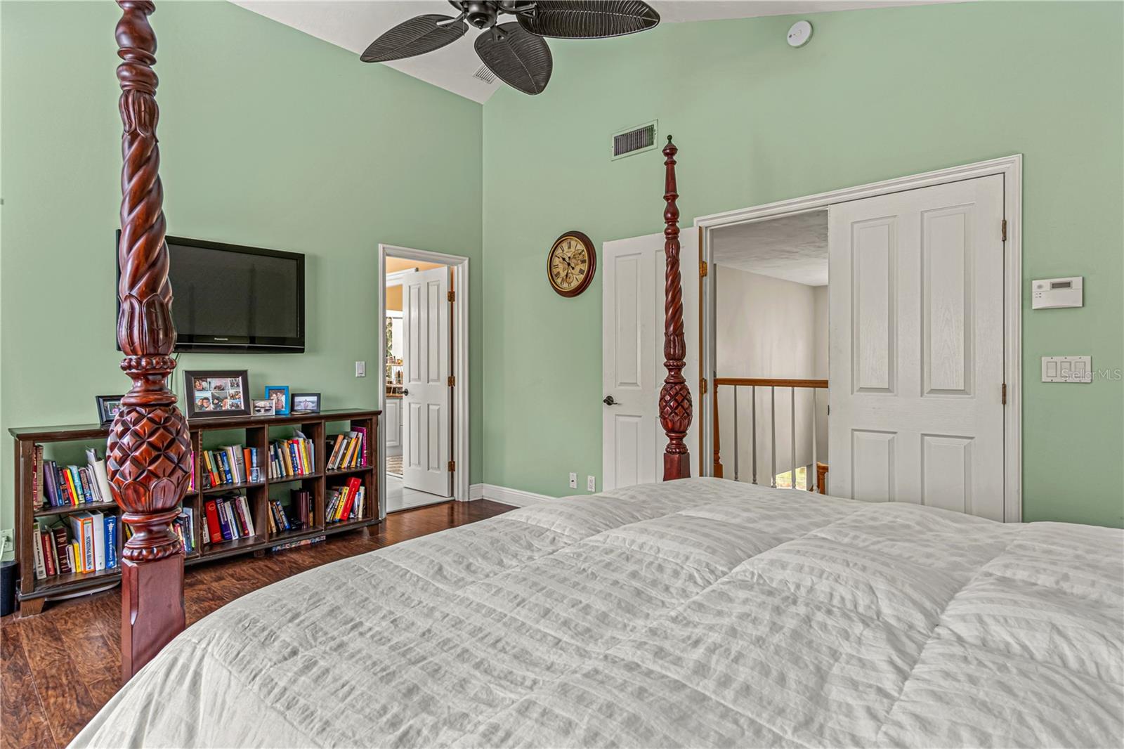 Listing photo id 23 for 649 Charmagne Lane