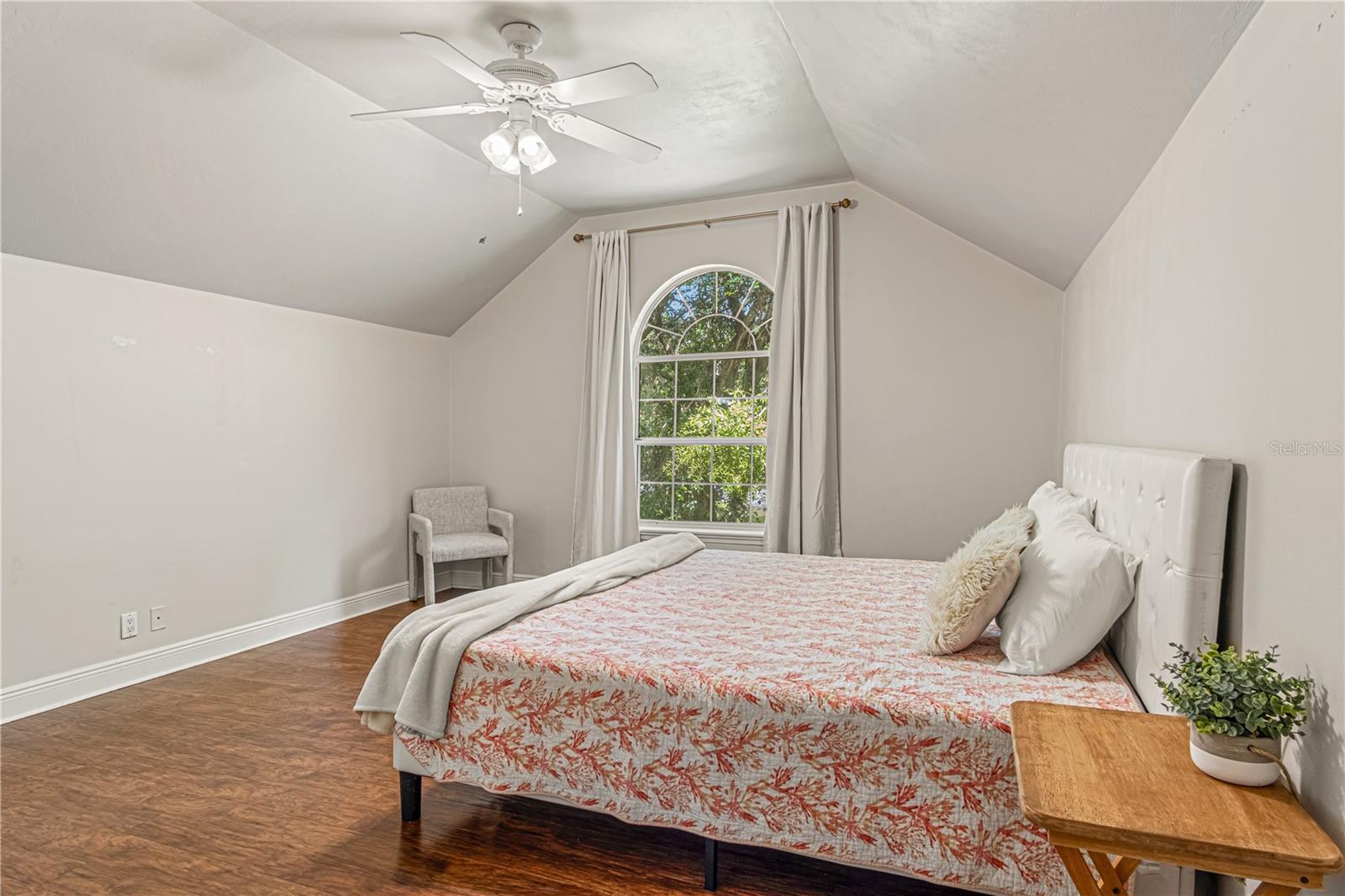 Listing photo id 2 for 649 Charmagne Lane