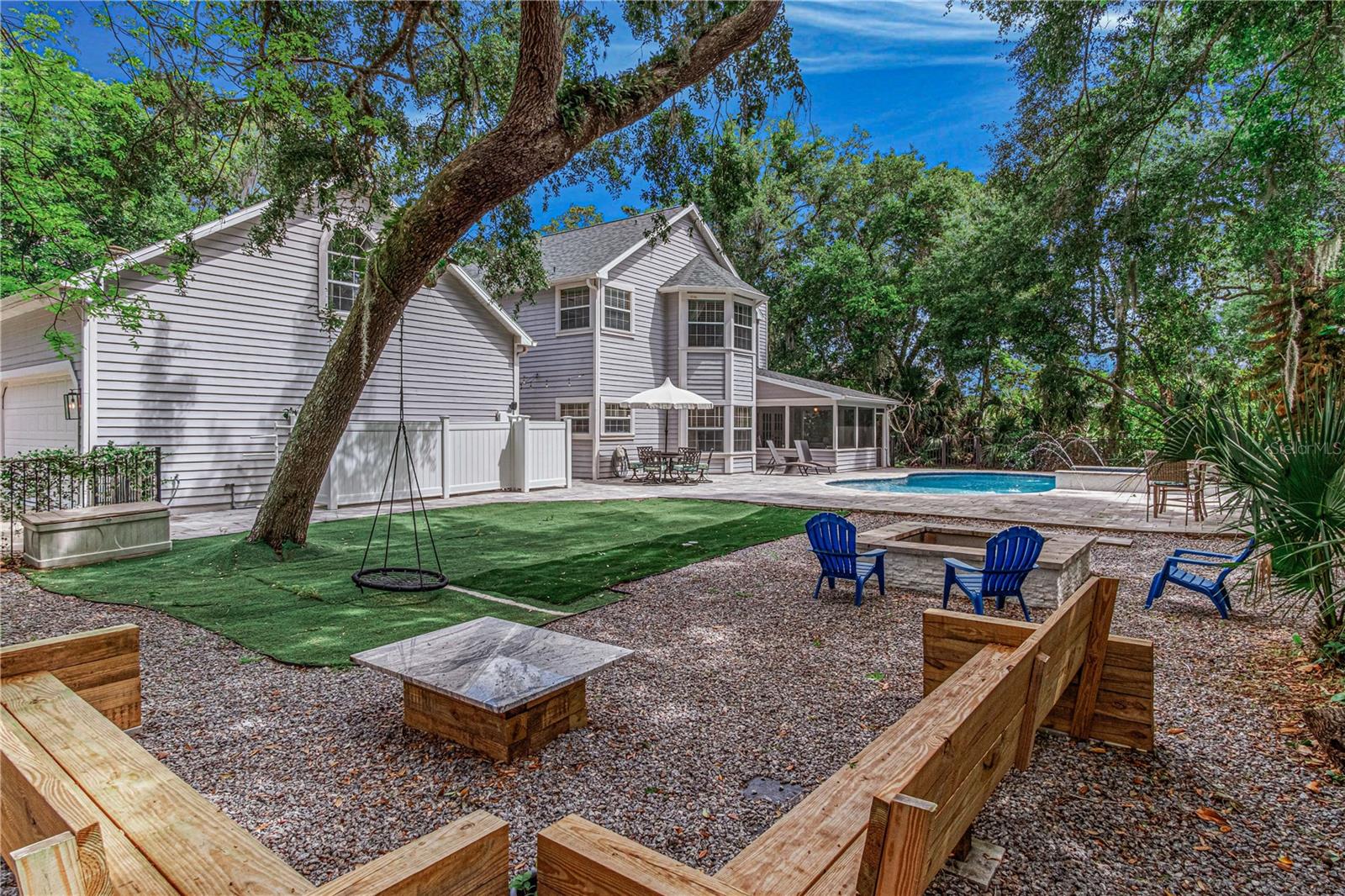 Listing photo id 3 for 649 Charmagne Lane