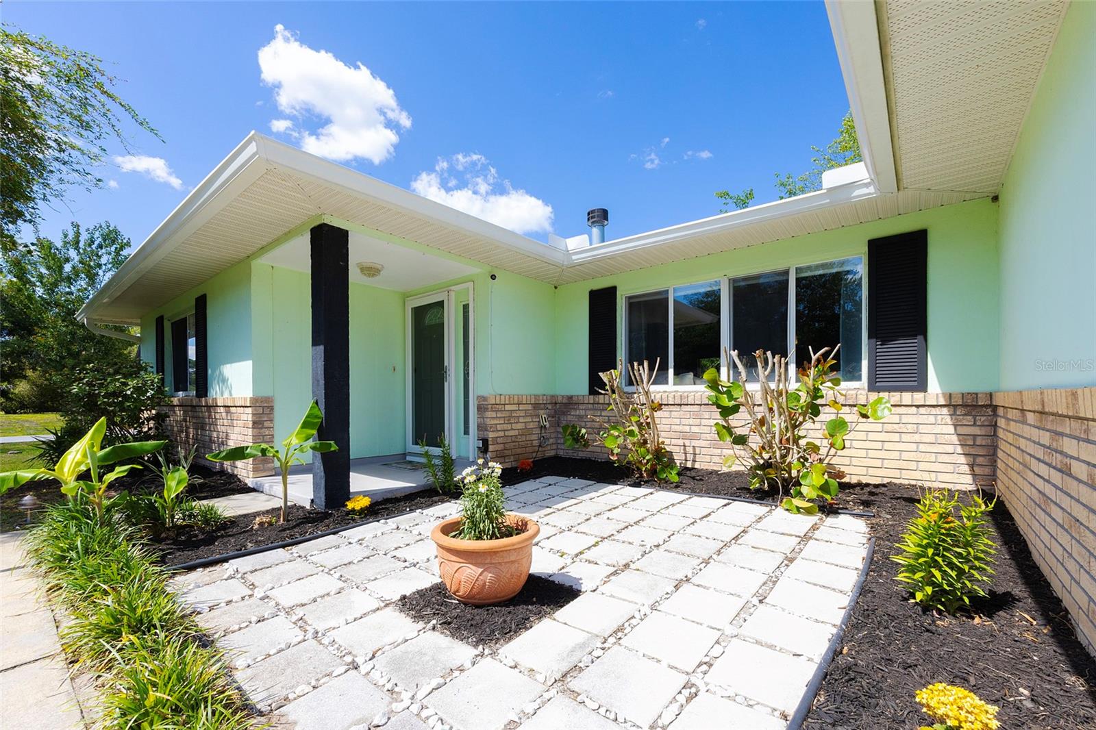 Image 3 of 60 For 1734 Santiago Street