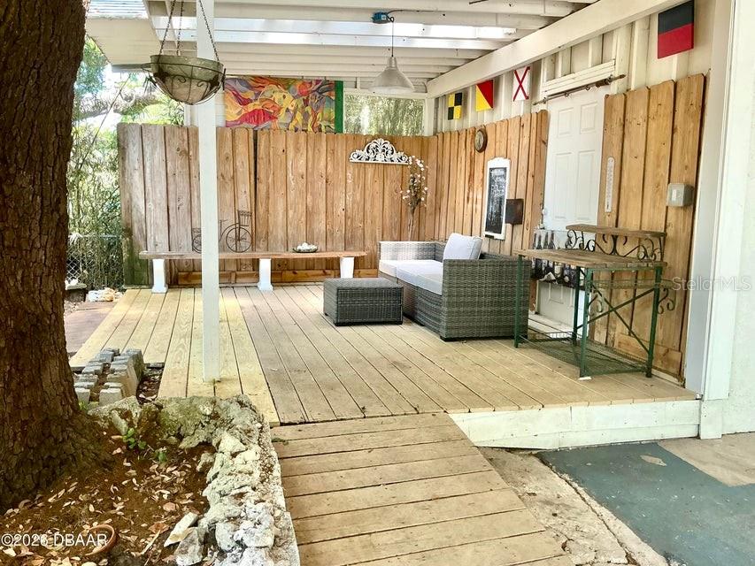 Listing photo id 2 for 711 Palmetto Avenue