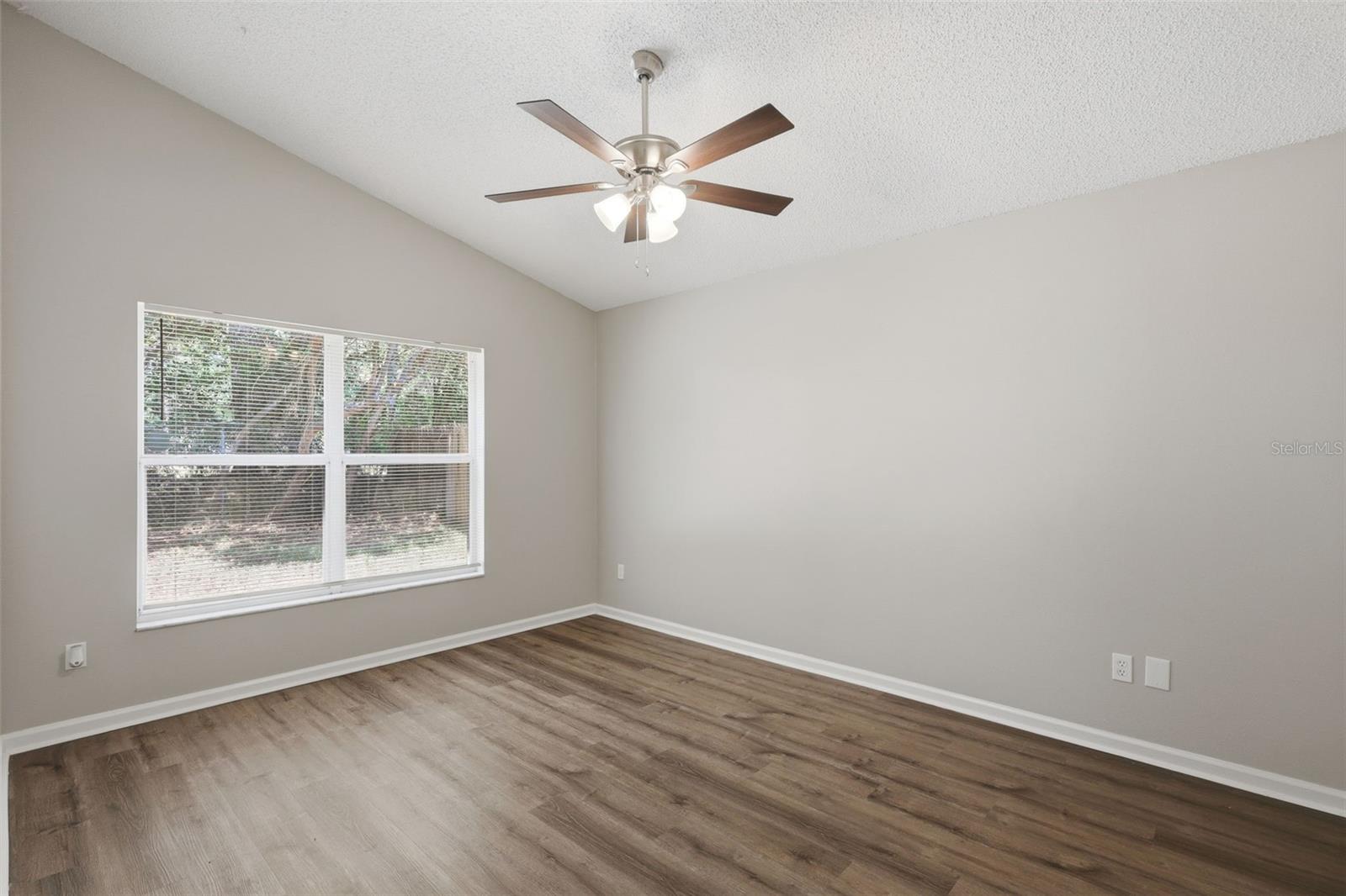 Image 14 of 27 For 124 Kelly Circle