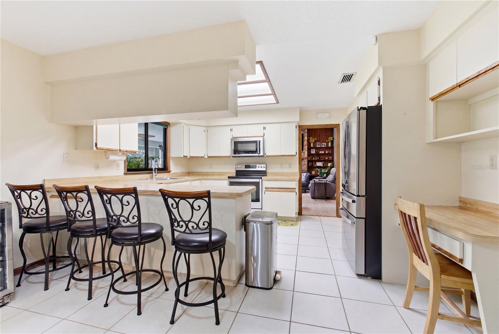 Listing photo id 10 for 128 Greentree Lane