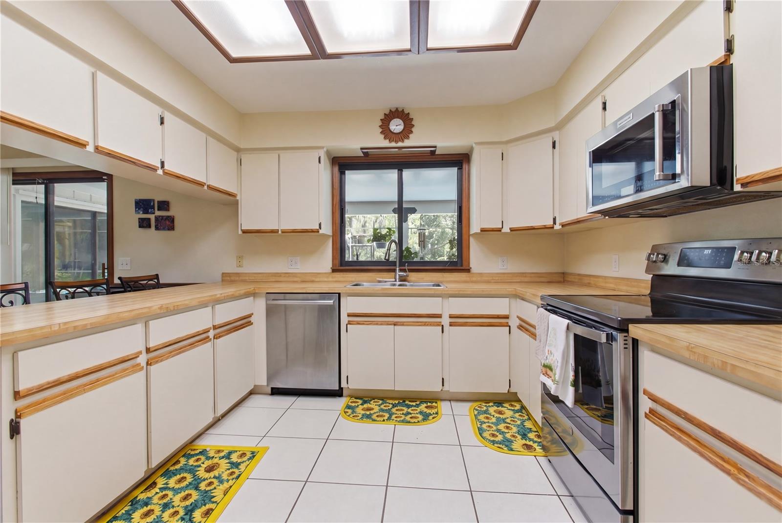 Listing photo id 11 for 128 Greentree Lane
