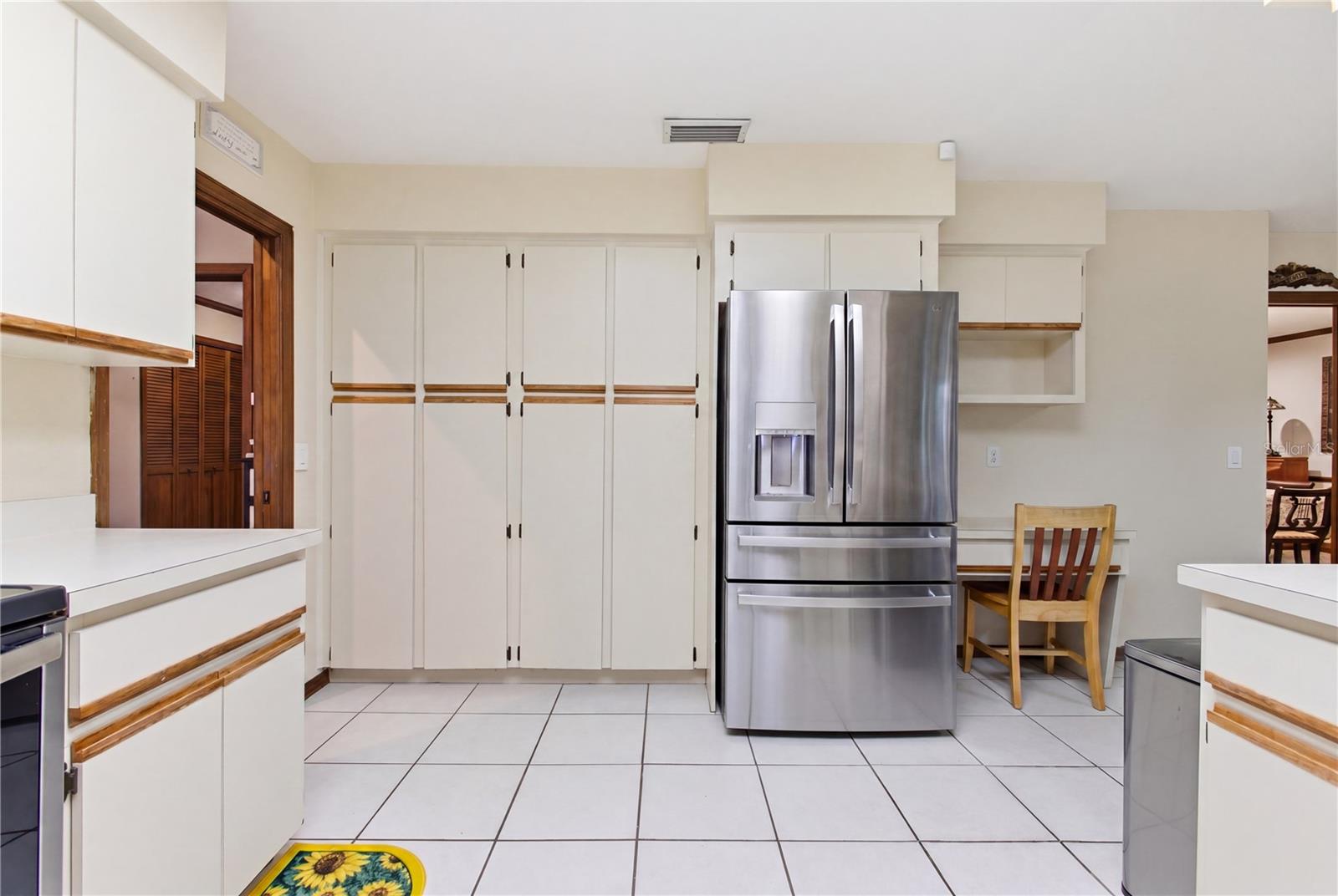 Listing photo id 12 for 128 Greentree Lane