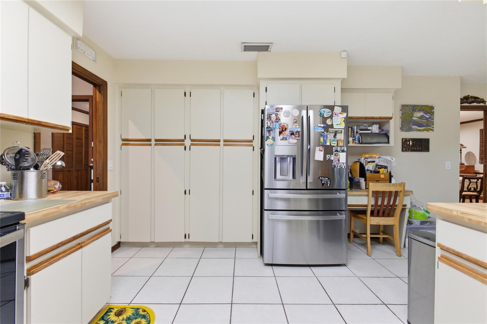 Listing photo id 13 for 128 Greentree Lane