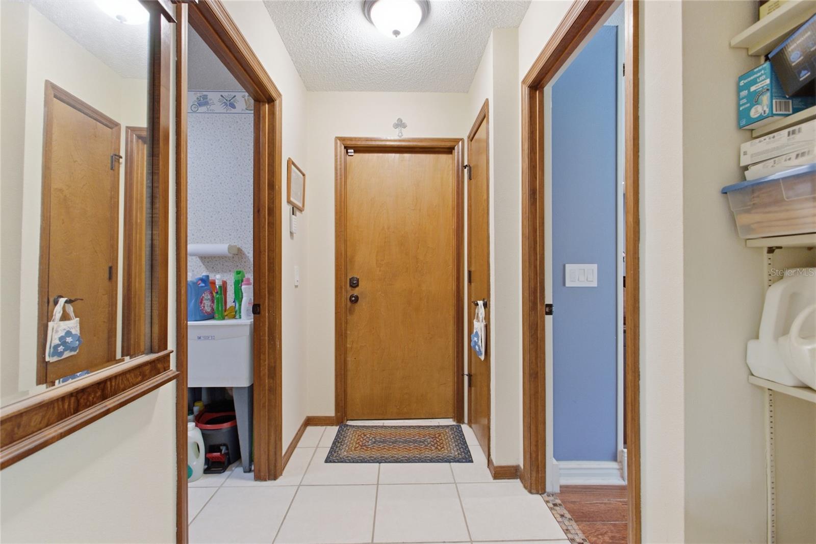 Listing photo id 14 for 128 Greentree Lane