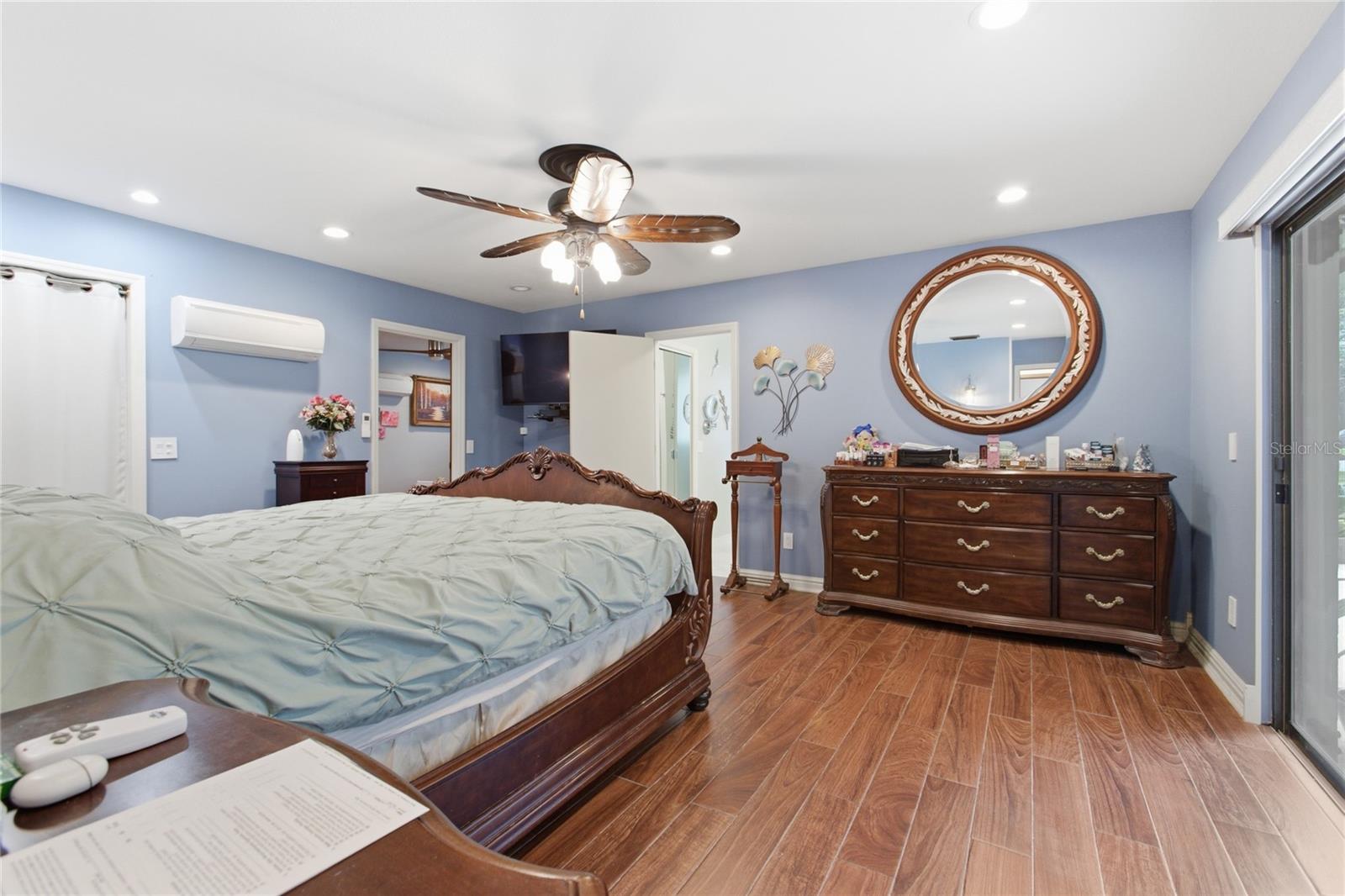 Listing photo id 15 for 128 Greentree Lane