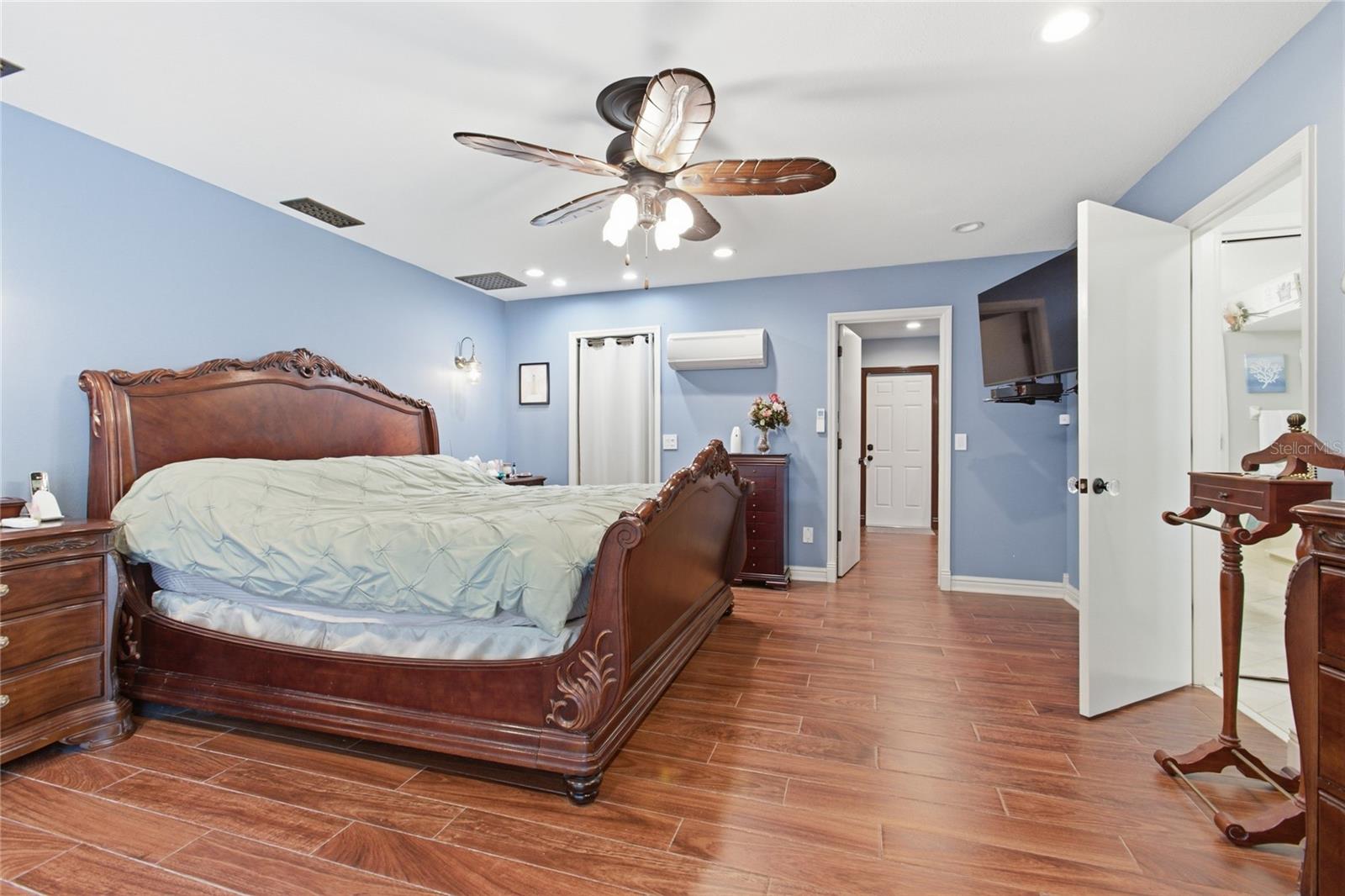 Listing photo id 16 for 128 Greentree Lane