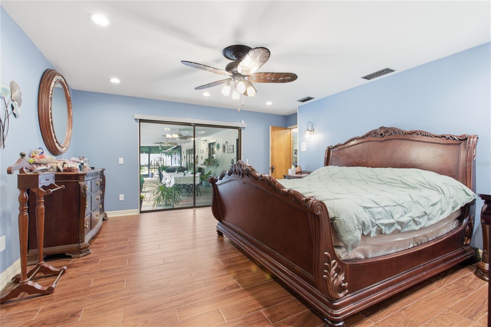 Listing photo id 17 for 128 Greentree Lane