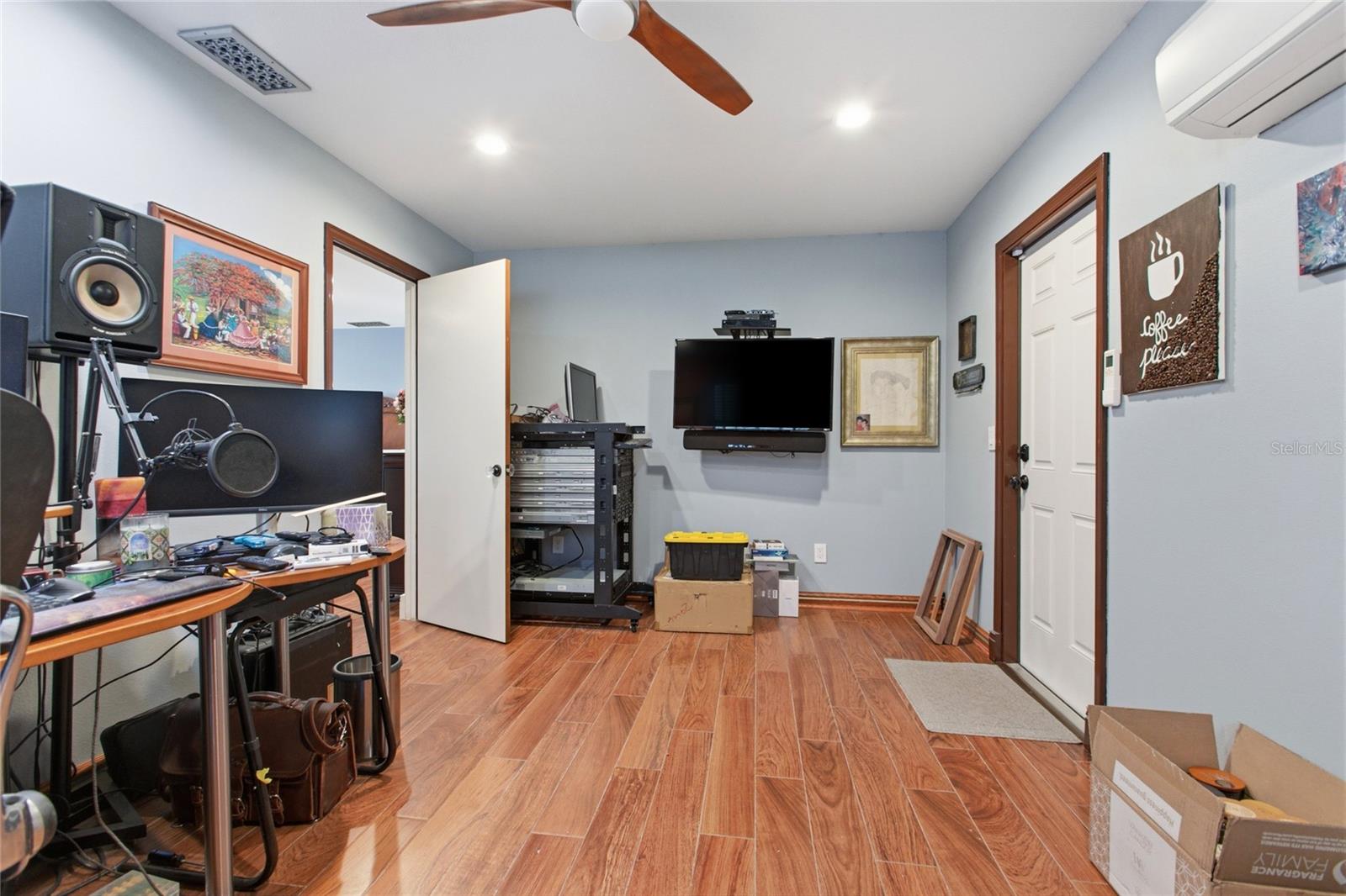 Listing photo id 21 for 128 Greentree Lane
