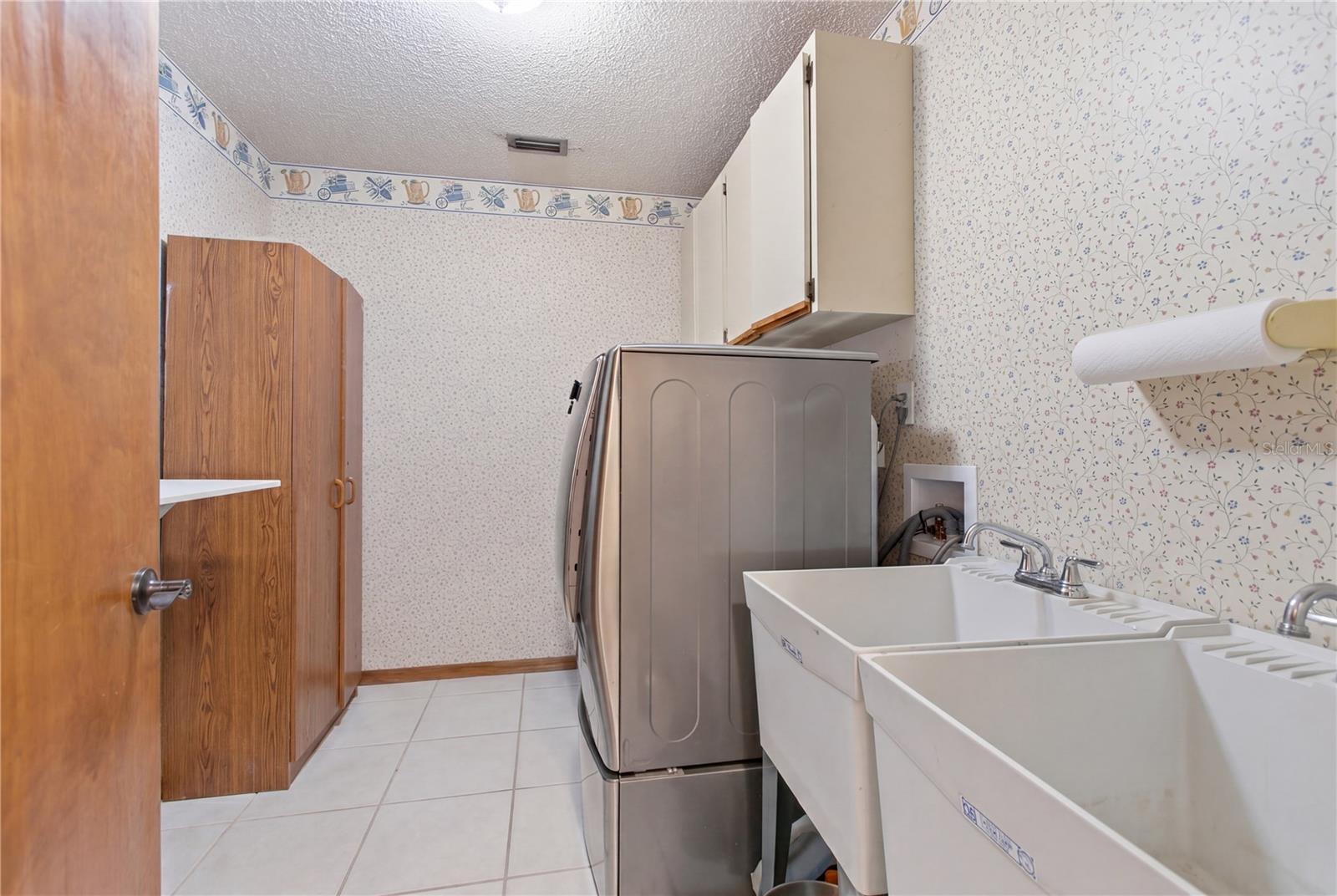 Listing photo id 22 for 128 Greentree Lane