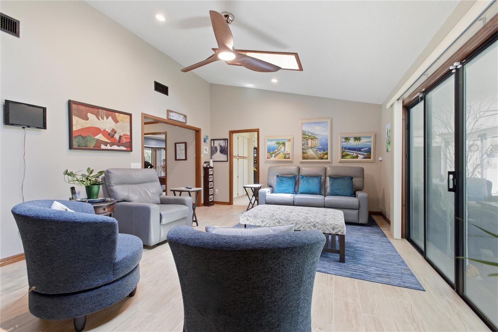 Listing photo id 24 for 128 Greentree Lane