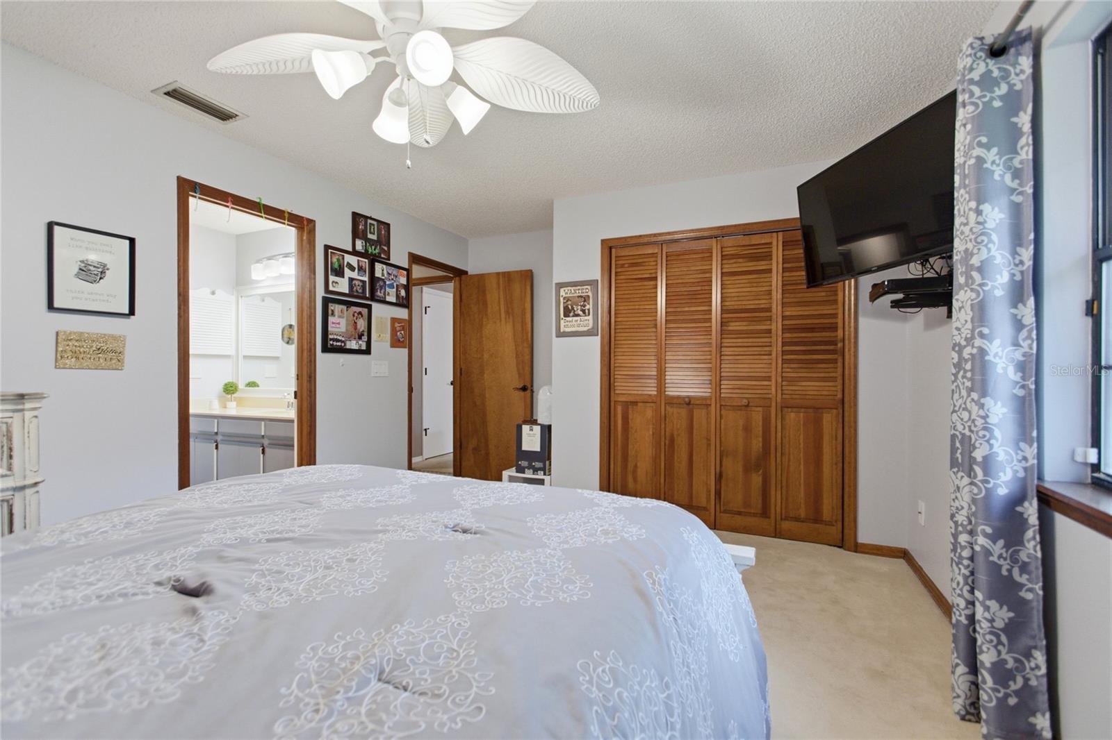 Listing photo id 30 for 128 Greentree Lane