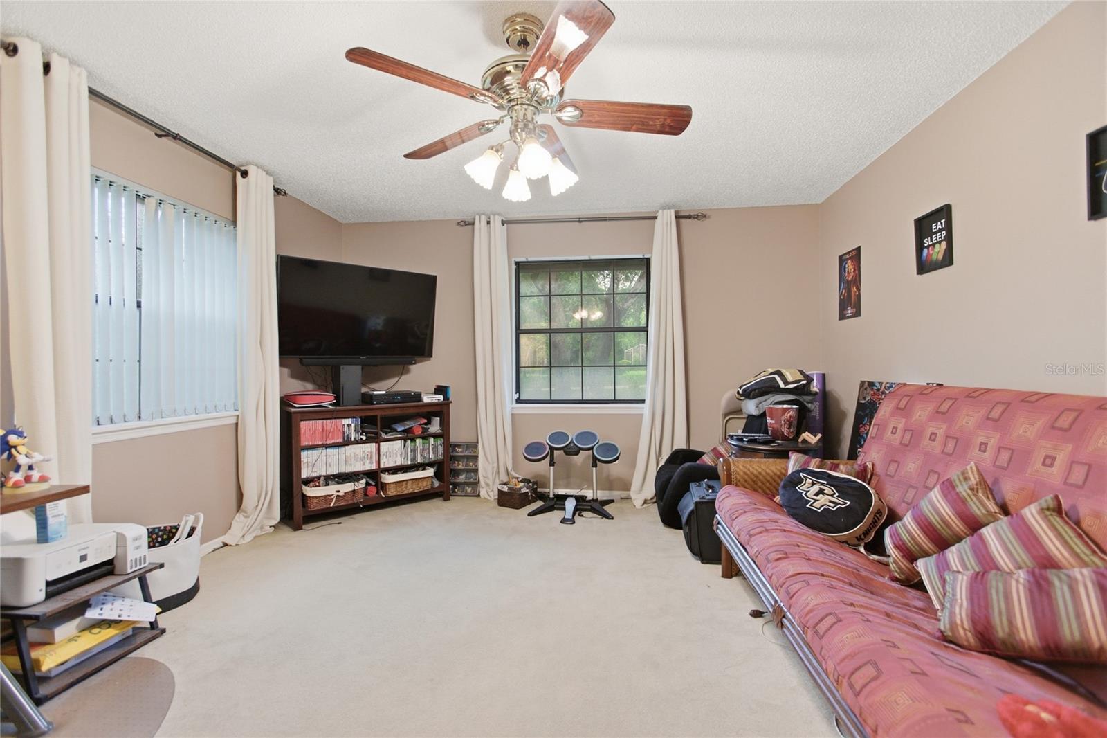 Listing photo id 33 for 128 Greentree Lane