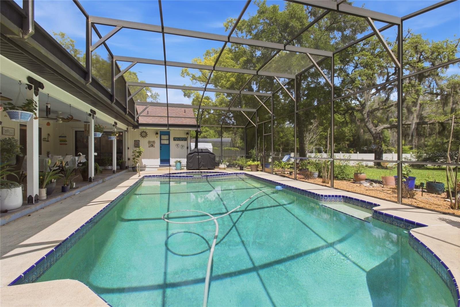 Listing photo id 41 for 128 Greentree Lane