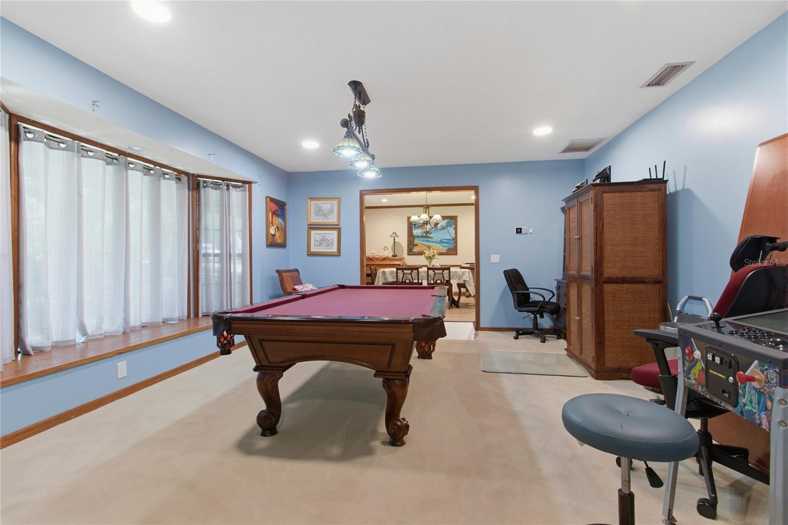 Listing photo id 3 for 128 Greentree Lane