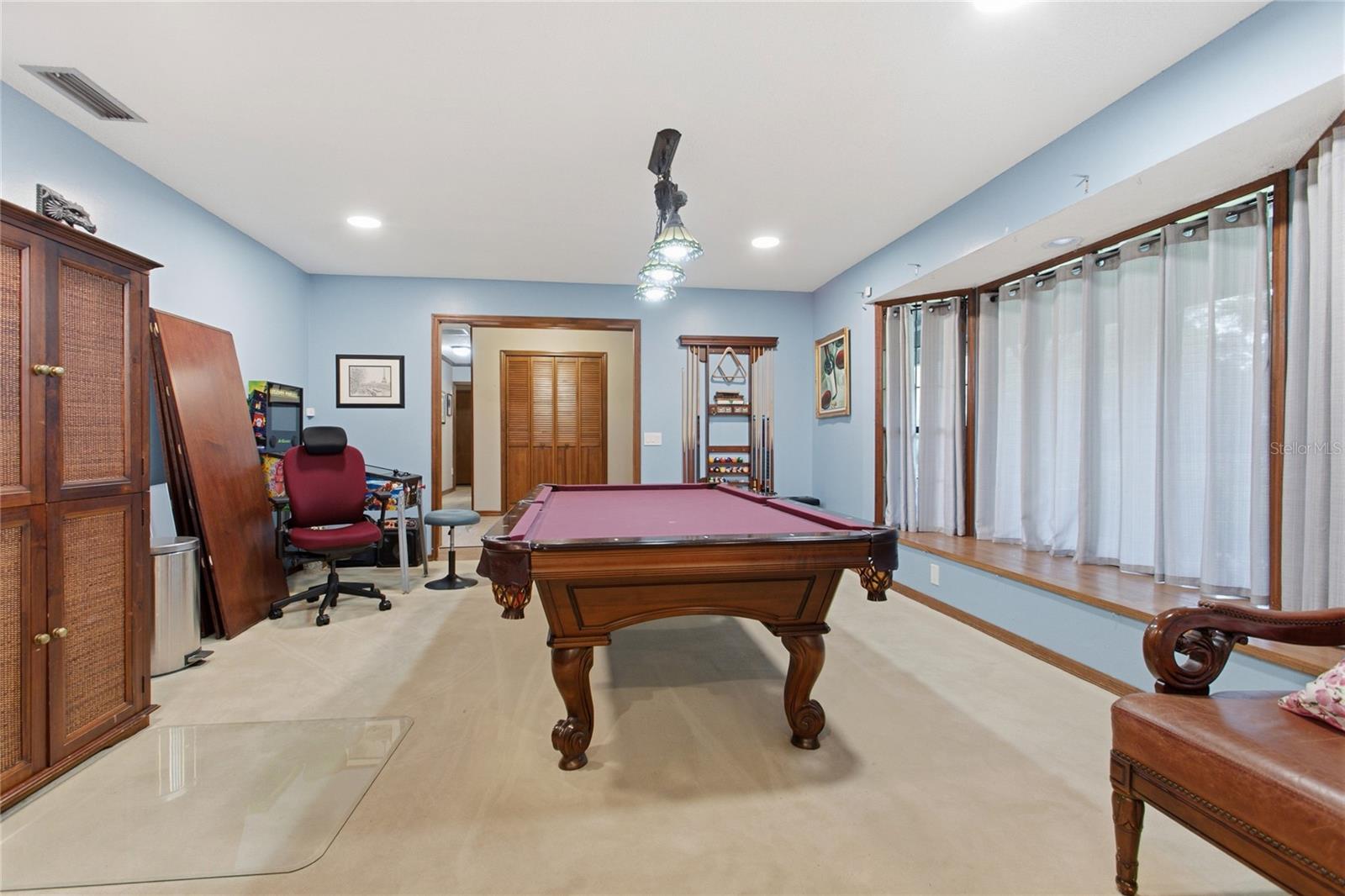 Listing photo id 4 for 128 Greentree Lane