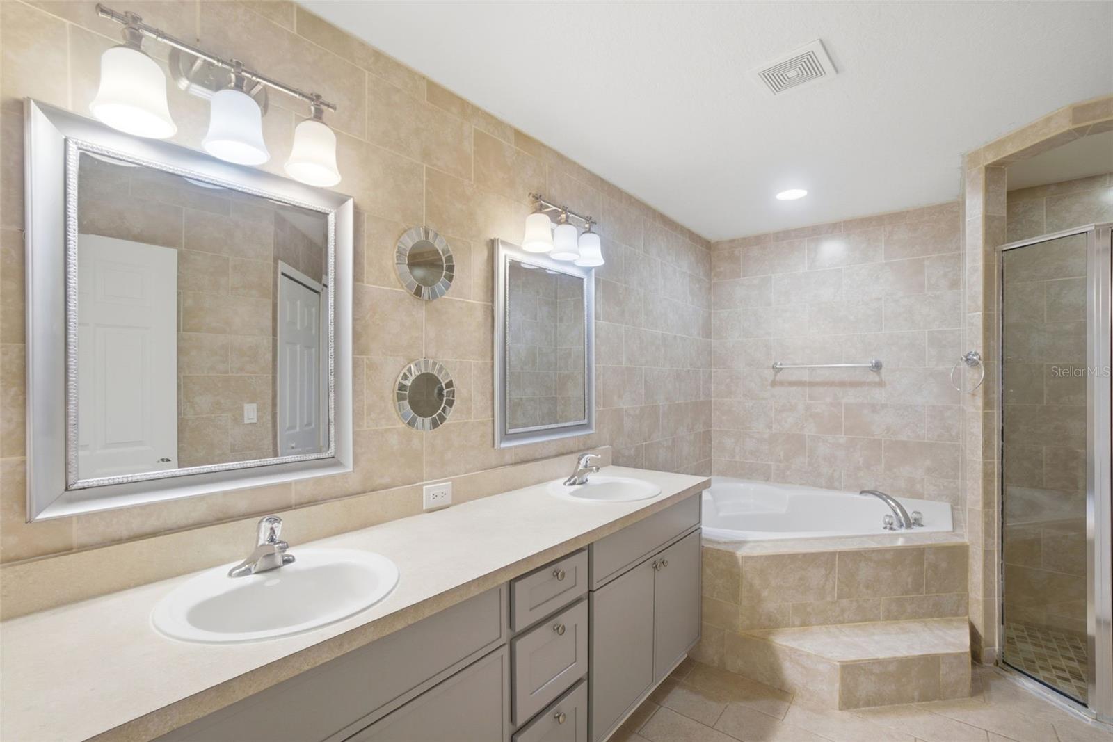 Image 20 of 34 For 553 Maidenhair Court