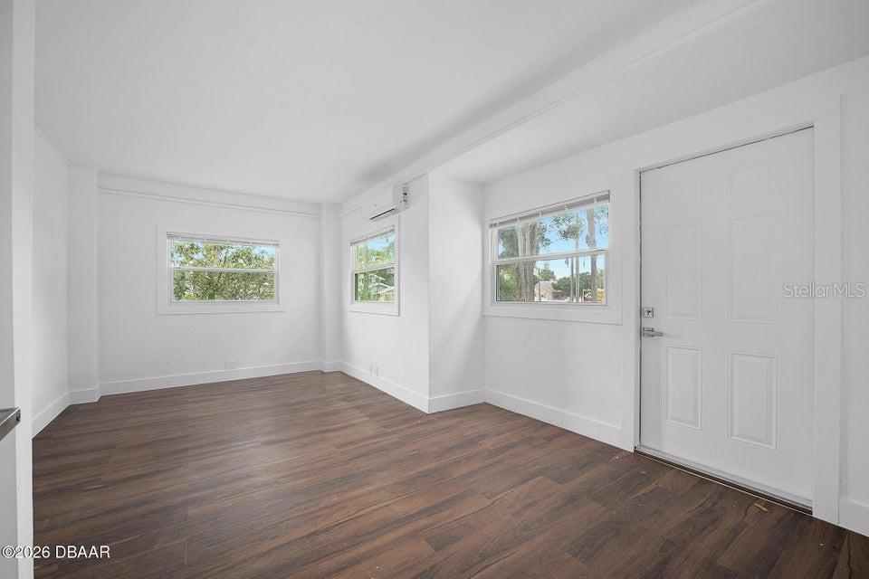 Image 24 of 72 For 934 Ridgewood Avenue
