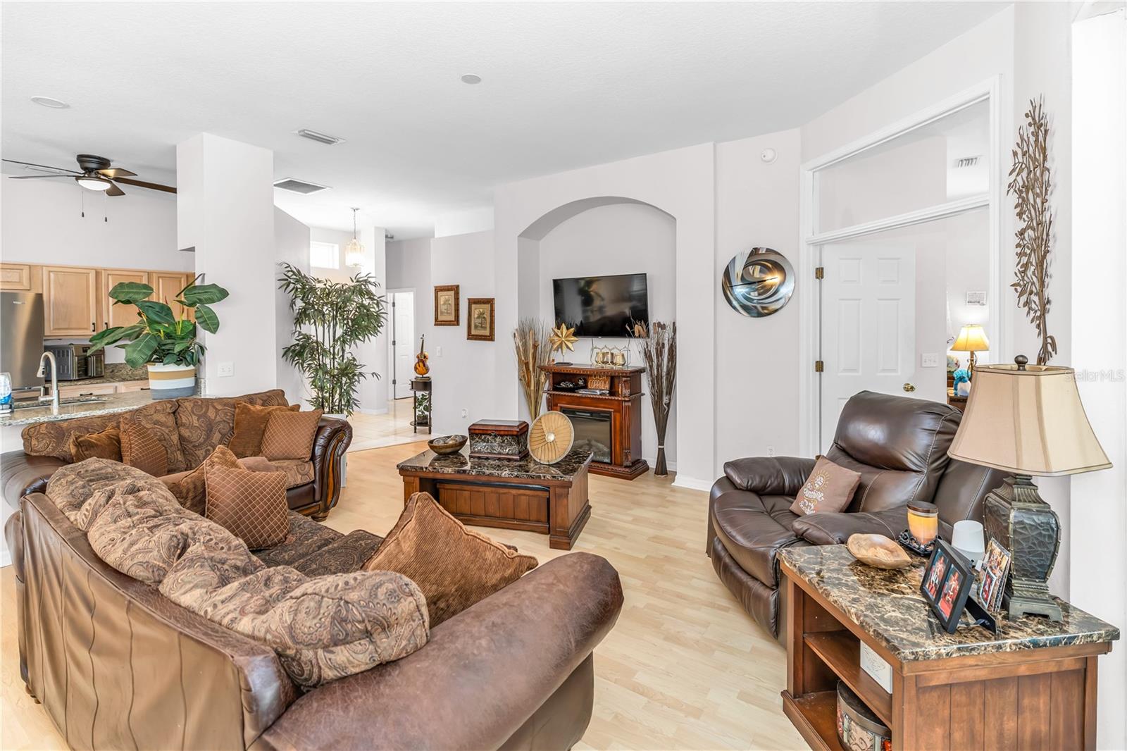 Image 8 of 37 For 414 Fairlane Drive
