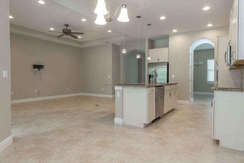 Image 3 of 18 For 906 Victoria Hills Drive S