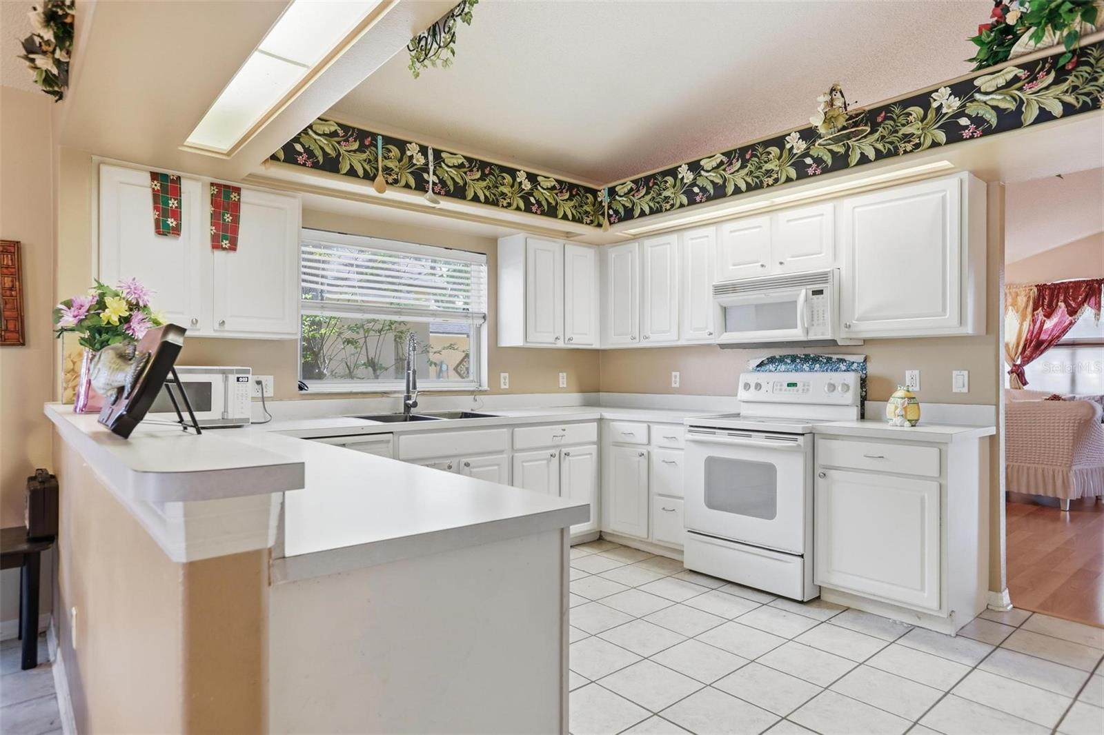 Image 3 of 36 For 2124 White Eagle Street