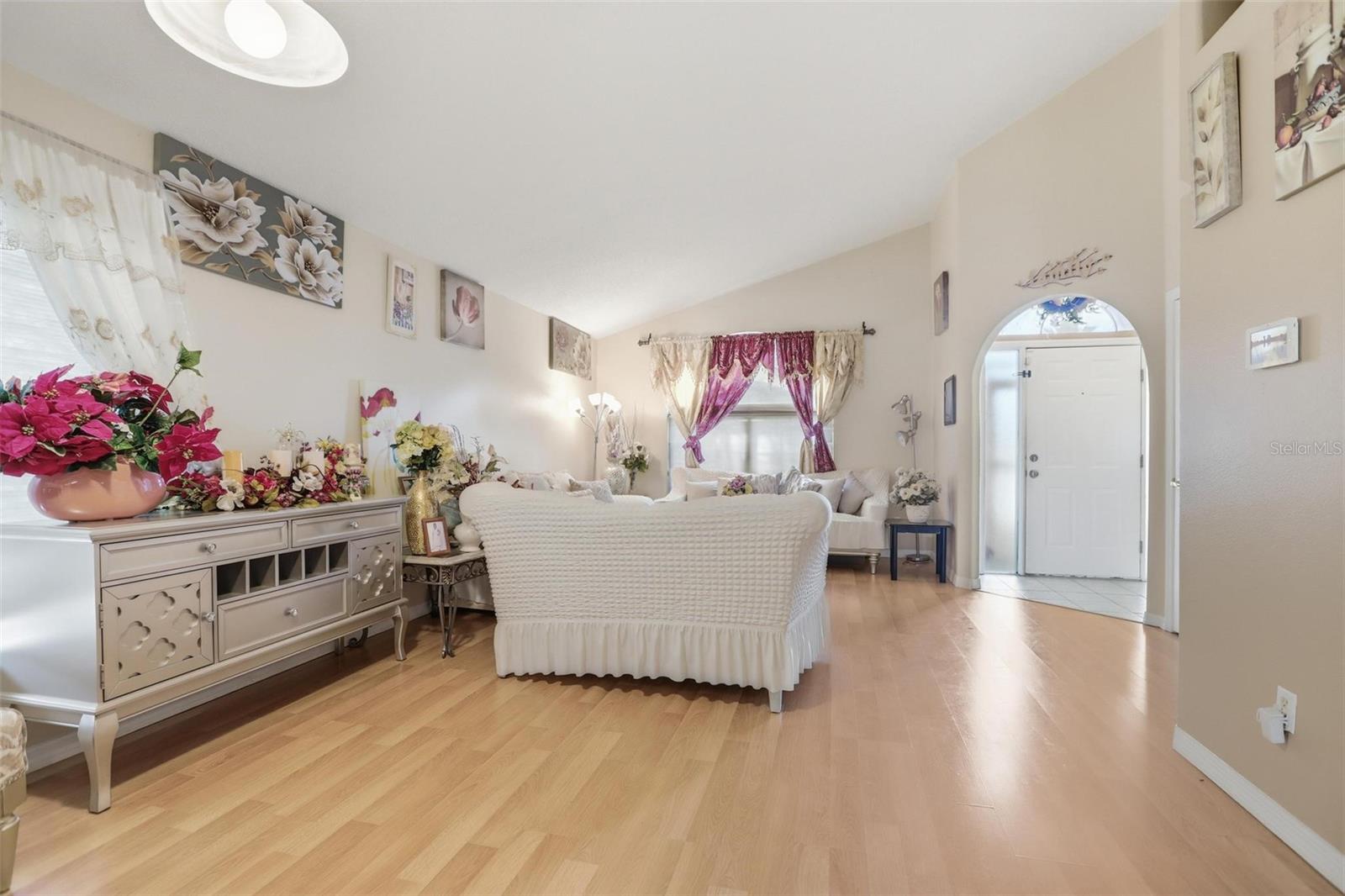 Image 6 of 36 For 2124 White Eagle Street