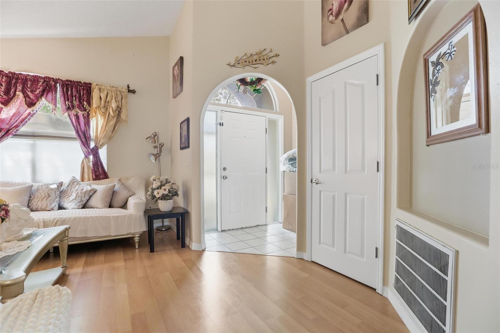 Image 7 of 36 For 2124 White Eagle Street