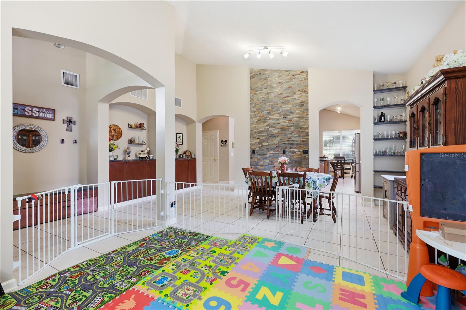 Image 6 of 61 For 423 Victoria Hills Drive