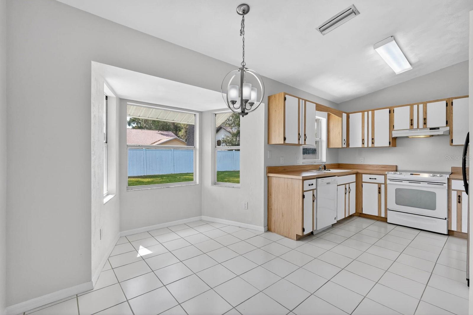 Image 14 of 52 For 696 Saybrook Street