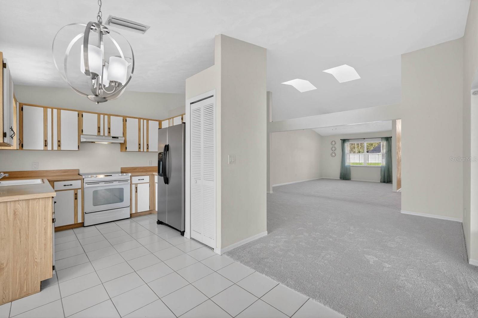 Image 15 of 52 For 696 Saybrook Street
